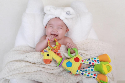 肥城三个月宝宝正确抱姿 肥城三个月宝宝正确抱姿